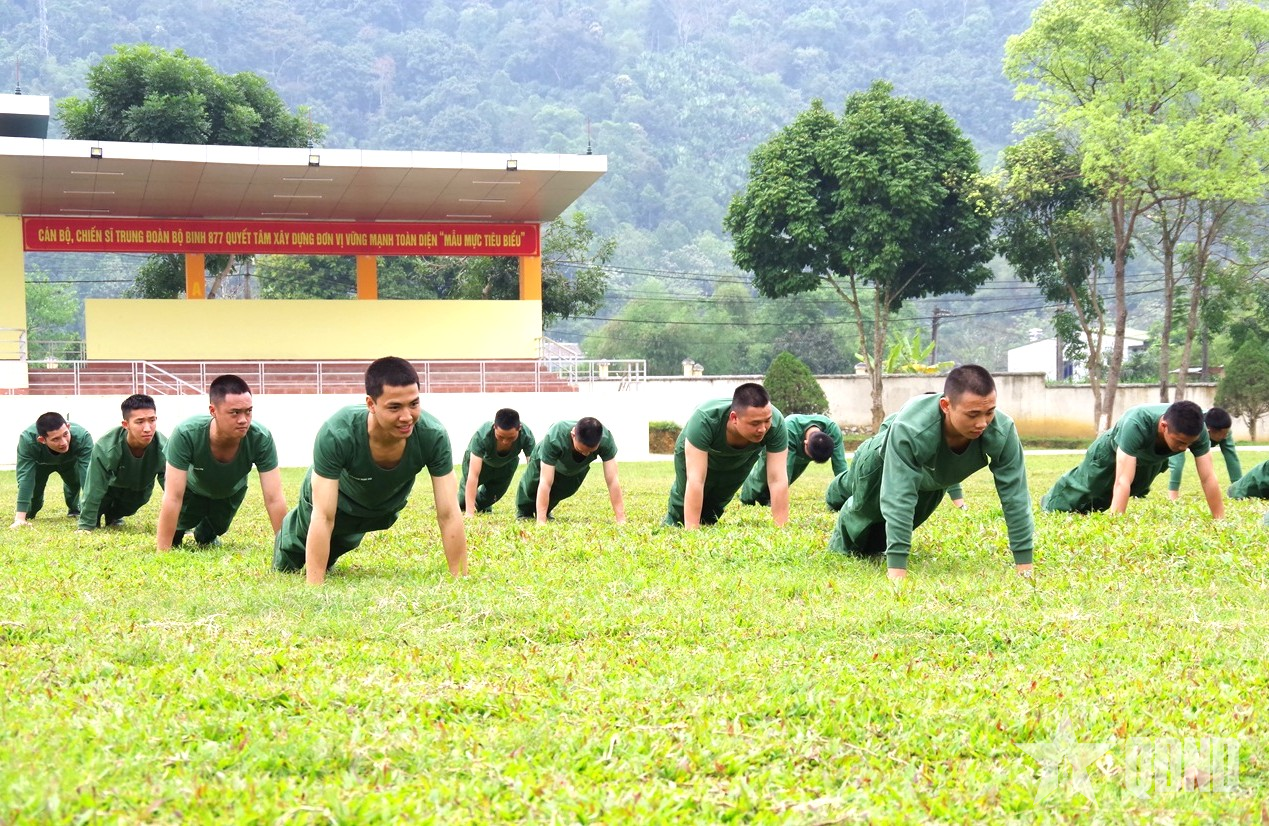 Chiến sĩ mới Trung đoàn 877 bắt nhịp quân ngũ

